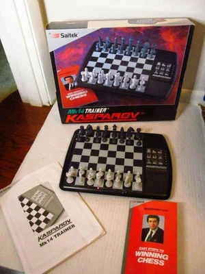 Saitek Kasparov Mk14 Entrenador Juego de Ajedrez Electrónico Completo para Edades 8+ Foto 1 de 4