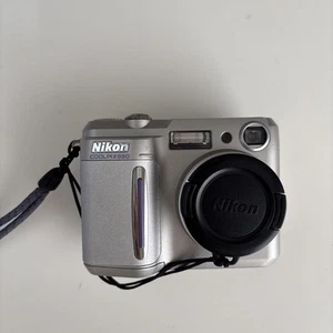Nikon Coolpix 880 Compact Digital Camera - Picture 1 of 12