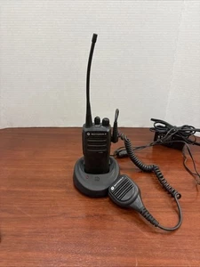 Motorola CP200d UHF Two-Way Radio - Zdjęcie 1 z 11