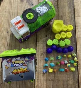 Tubo aspirazione veicolo camion fognario Moose The Trash Pack con lattine e figure pattumiera - Foto 1 di 16