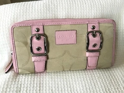 Cartera sin asas de jacquard con hebillas Coach Signature beige rosa con cremallera alrededor de colección Foto 1 de 4