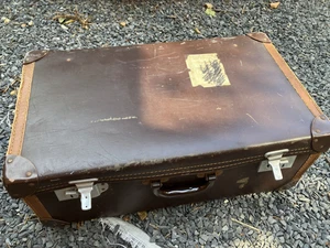 Trunk suitcase brown worn look 34(w)x60(l)cm vintage - film/tv prop - no keys - Picture 1 of 10