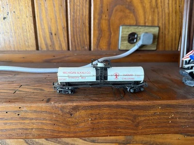 HO Scale MODEL POWER  Single Dome 40' Tank Car Michigan Alkali GATX 39617 - Image 1 of 3