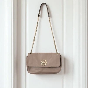 Michael Kors kleine Fulton Chain Schultertasche Klappe vorne beige Leder goldfarben - Bild 1 von 12
