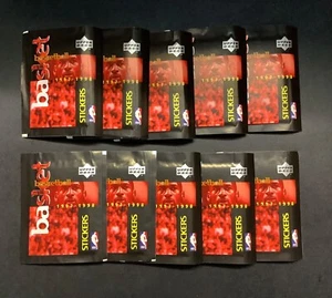 Lote de 20 paquetes de pegatinas de baloncesto de la NBA de 1997-98 cubierta superior Jordan Kobe sin abrir - Imagen 1 de 1