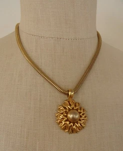 COLLAR Cadena Serpiente Tono Chapado en Oro Colgante Sol MONET Sunburst Firmado De Colección - Imagen 1 de 9