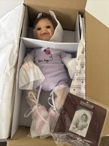 Muñeca bebé Ashton Drake "LITTLE LOVE BUG" SO VERDADERAMENTE REAL 18" NUEVA EN CAJA con certificado de autenticidad - Imagen 1 de 10