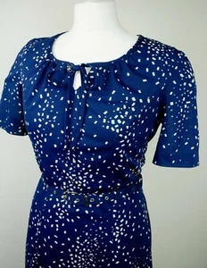 Elegantes Vintage 70er Jahre dunkelblau-weiß gepunktetes Tageskleid, Bindekragen, Original Gürtel - Bild 1 von 12