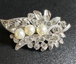 Broche broche perla vintage con hojas de cristales de aproximadamente 2" de largo y 1,5 de ancho - Imagen 1 de 3