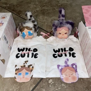 Juego de 2 Colgantes de Felpa Confirmados Vinilo Serie Pop Mart Crybaby Wild but Cutie - Imagen 1 de 12