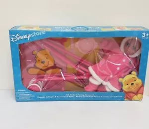 DISNEY WINNIE THE POOH BAMBOLA, PASSEGGINO E PIATTI DA ALIMENTAZIONE, BAVAGLINO - Foto 1 di 7