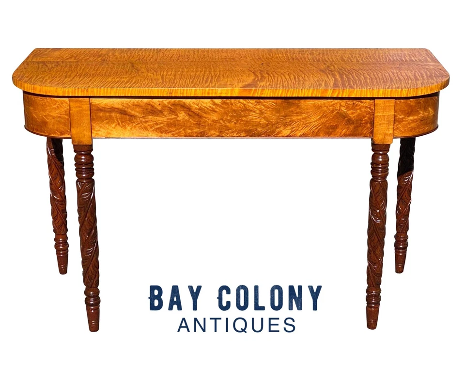 АНТИКВАРНЫЙ КОНСОЛЬНЫЙ СТОЛ В ФОРМЕ БУКВЫ D ИЗ ТИГРОВОГО КЛЕНА И КРАСНОГО ДЕРЕВА С РЕЗНЫМИ НОЖКАМИ ИЗ АКАНТА - Изображение 1 из 4