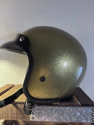 Casco de motocicleta vintage con escamas de metal dorado con visera r1s4 Foto 1 de 4