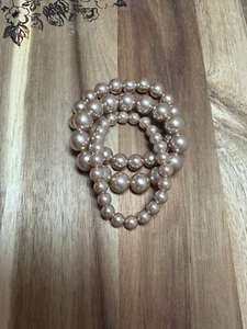 Pulsera nupcial con cuentas triples hebras de perlas sintéticas color champán todo formal - Imagen 1 de 4