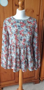 geblümte Boho Schößchen Bluse mit langen Ärmeln und goldenem Knopf an Manschetten und Rücken - Bild 1 von 6