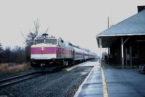 5x7 COLOR PHOTO MBTA F-40 #1008 IN AMTRAK SERVICE AT BERLIN, CT NOV 28, 1993 - Picture 1 of 1