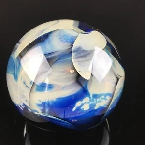 Pisapapeles Bola Firmada Douglas Becker '85 - Vidrio Vintage Azul Crema y Gris - Imagen 1 de 11