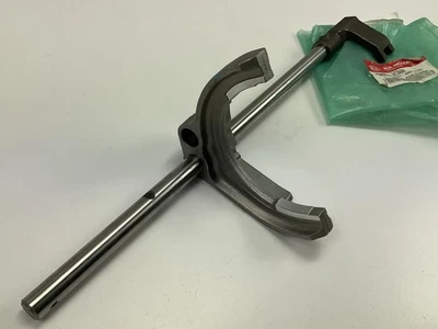 Manual Trans Shift Rail, 5th Gear & Reverse OEM For 04-06 Kia Sorento 438303C300 - Image 1 of 4