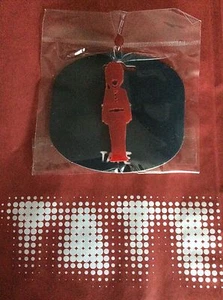 TATE MODERN LONDON RED BEEFEATER ACRYLIC BROOCH BNIP - Picture 1 of 7