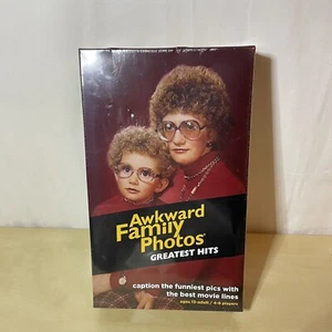 Awkward Familienfotos Greatest Hits Spiel brandneu, versiegelt - Bild 1 von 2