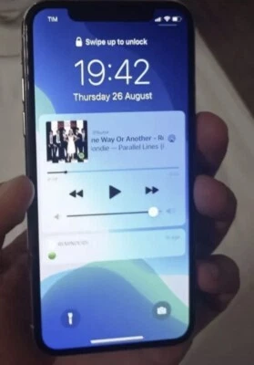 Apple iPhone X - 64GB - Silver Unlocked + 2 original apple covers - Immagine 1 di 4