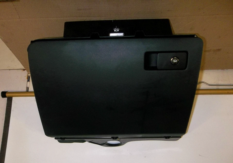 GUANTERA VW VOLKSWAGEN PASSAT 2006-2010 NEGRA  Foto 1 de 1