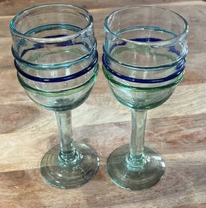 Mexikanische Glas Stielkelche oder Weingläser mit blau/grünem Band 9" hoch - Bild 1 von 7
