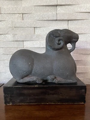 ESCULTURA DE CERÁMICA ESPIGA PESADA de colección de un carnero reclinado en base 9" x 8" 9 lb Foto 1 de 4