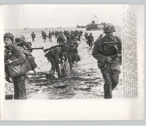 US Troops D-DAY Normandy Beach FRANCE Historic WWII 1949 Print Press Photo - Picture 1 of 2