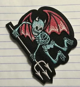 Schädel Teufel Skelett Flügel Aufbügeln Horror bestickt Gothic Biker Patch Dreizack - Bild 1 von 3