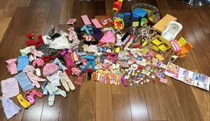 Riesiges Vintage Barbie Kleidung Schuhpaket + The Rockers Tonstudio & Möbel - Bild 1 von 23