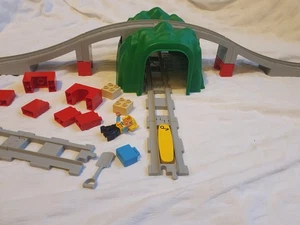 Lego Duplo Eisenbahn Tunnel. Grün. 3136 und Brücke / Gleisset 10872 - Bild 1 von 3