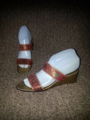 Сандалии на танкетке SALVATORE FERRAGAMO красные и золотистые с тиснением размер 7AA - отличное состояние - Изображение 1 из 4