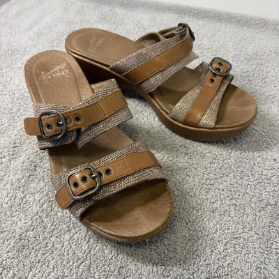 Zapatos Dansko Jessie para mujer talla 37 sandalias de cuña tostadas con hebilla de lagarto de arena Foto 1 de 4