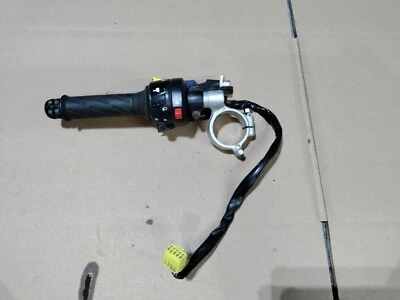 SUZUKI GSXR 600 GSXR 750 2004-2005 CLIP IZQUIERDO EN MANILLAR CON INTERRUPTORES Y PALANCA Foto 1 de 4