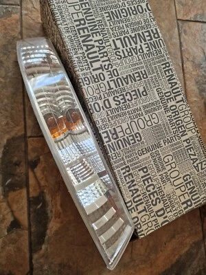 GENUINE NEW RENAULT MASTER 2 FRONT RIGHT CLEAR INDICATOR 2000 -06 8200402981 - Image 1 of 3