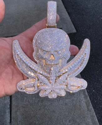 Colgante Calavera Helada y Espadas Cruzadas en Chapado en Oro Amarillo y Moissanita VVS Foto 1 de 4