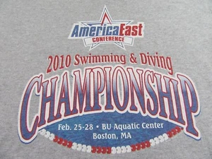 Camiseta Gris Campeonato de Natación y Buceo America East Conference 2010 Talla XL - Imagen 1 de 7