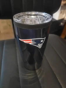 Gobelet de football New England Patriots 20 oz neuf avec couvercle - Photo 1/4