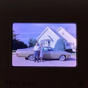 Kodachrome 1971 original 35 mm diapositiva de pareja posando frente a Mercury Monterey - Imagen 1 de 1