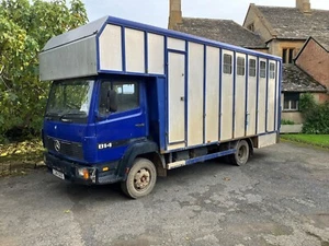 Mercedes 814 Horsebox (L341 GGS) carries 3 horses with tack area 7.5 tonnes. - Picture 1 of 3