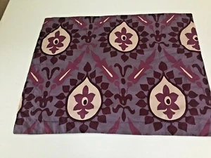 "Almohada individual HOME TRENDS simulada marrón púrpura crema floral poliéster 20x26" - Imagen 1 de 8
