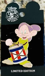 Disney All American Pin Trading Festival Patriotic Dopey MOC Pin - Bild 1 von 1