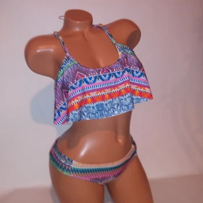 Bikini de natación Jessica Simpson pequeño superior e inferior colorido geo volantes tiras Foto 1 de 4