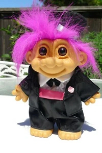 RARO Muñeca Russ Troll 7" Novio Negro y Rosa Esmoquin, Pelo Rosa, Ojos Marrón - Imagen 1 de 5