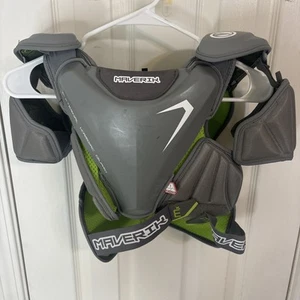 Maverick Max Adulto Piccolo Lacrosse Pettorina Protezione Cardiaca Esterna (ECG) - Foto 1 di 5