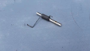 Muelle de panel de puente inferior para maletero Honda Element 2003-2011 con varilla de fijación OEM - Imagen 1 de 4