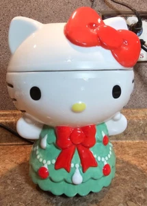 Hello Kitty Navidad 2024 Verde Árbol Vestido Cerámica Tarro Galletas Bote NUEVO - Imagen 1 de 7