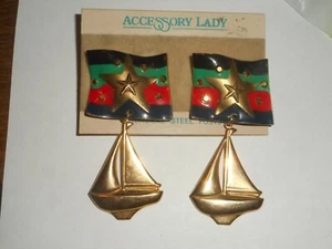 Orecchini vintage BARCA A VELA ottone smalto nautica BANDIERA STELLA pendenti traforati NUOVI - Foto 1 di 8