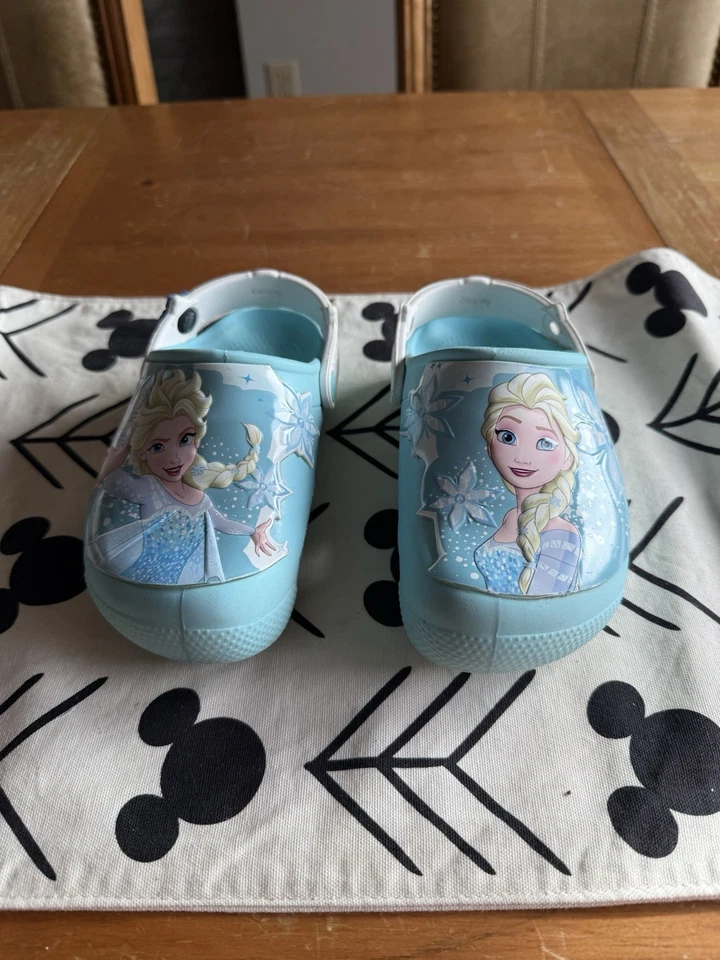 Crocs para niñas niños talla C12 DISNEY’S Frozen 2 Anna Elsa cocodrilos iluminados Foto 1 de 4